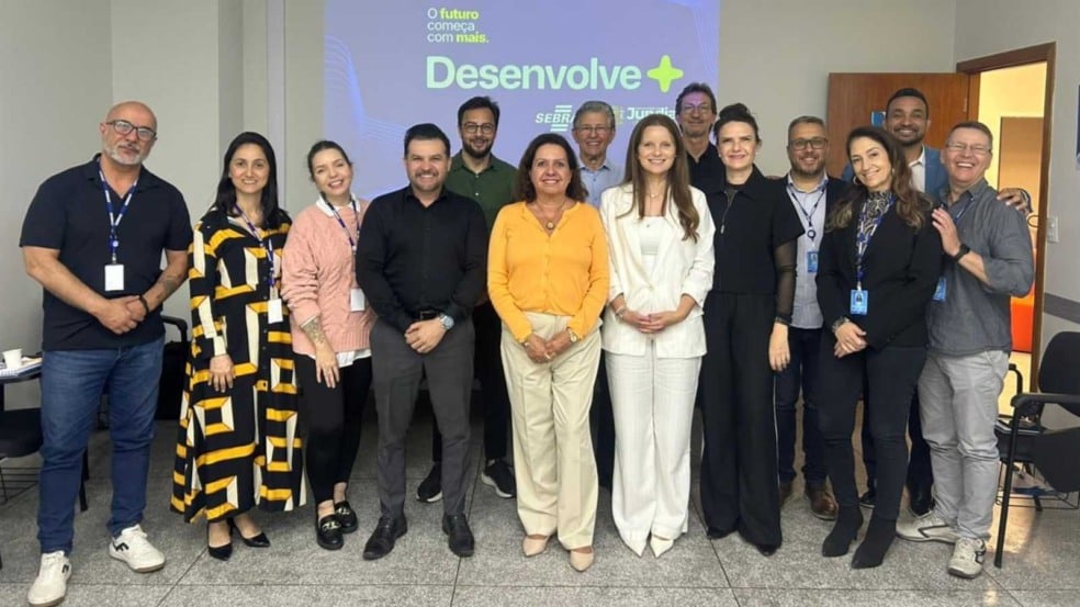 Equipe do Sebrae-SP e Prefeitura de Jundiaí reunida diante de telão com o logo do programa Desenvolve+, após encontro para alinhar ações de desenvolvimento econômico para 2026.
