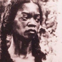 Mulher negra de expressão firme e cabelos trançados em cena do filme “Sinhá Moça” (1953), ambientado no período abolicionista.