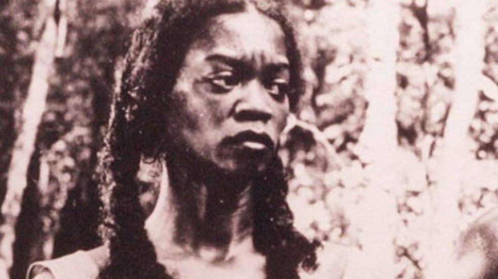 Mulher negra de expressão firme e cabelos trançados em cena do filme “Sinhá Moça” (1953), ambientado no período abolicionista. Mulher negra de expressão firme e cabelos trançados em cena do filme “Sinhá Moça” (1953), ambientado no período abolicionista.