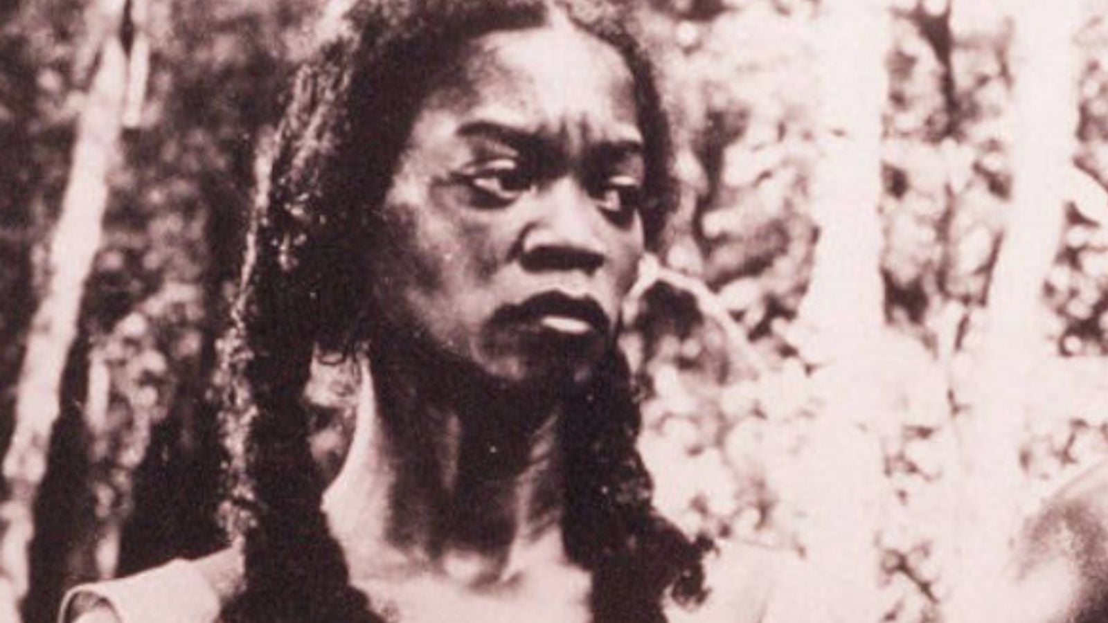 Mulher negra de expressão firme e cabelos trançados em cena do filme “Sinhá Moça” (1953), ambientado no período abolicionista.