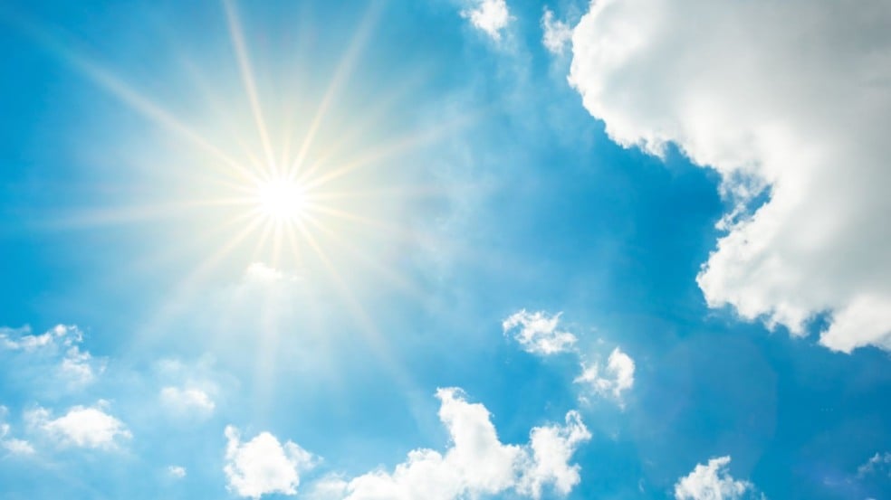 Céu azul com sol forte e nuvens brancas, representando um dia ensolarado e de tempo estável. Céu azul com sol forte e nuvens brancas, representando um dia ensolarado e de tempo estável.