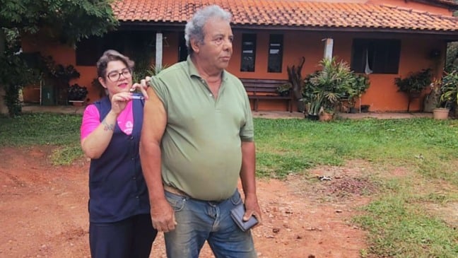 Agente de saúde aplica vacina contra febre amarela em morador de área rural de Jundiaí, durante ação casa a casa.