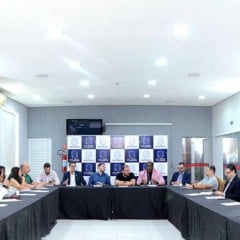 Mesa em formato de U com gestores municipais e representantes da Região Turística Negócios e Cultura reunidos no Hotel Orquídea, em Várzea Paulista, durante encontro de planejamento para o 5º Fórum de Turismo.