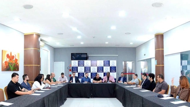 Mesa em formato de U com gestores municipais e representantes da Região Turística Negócios e Cultura reunidos no Hotel Orquídea, em Várzea Paulista, durante encontro de planejamento para o 5º Fórum de Turismo.