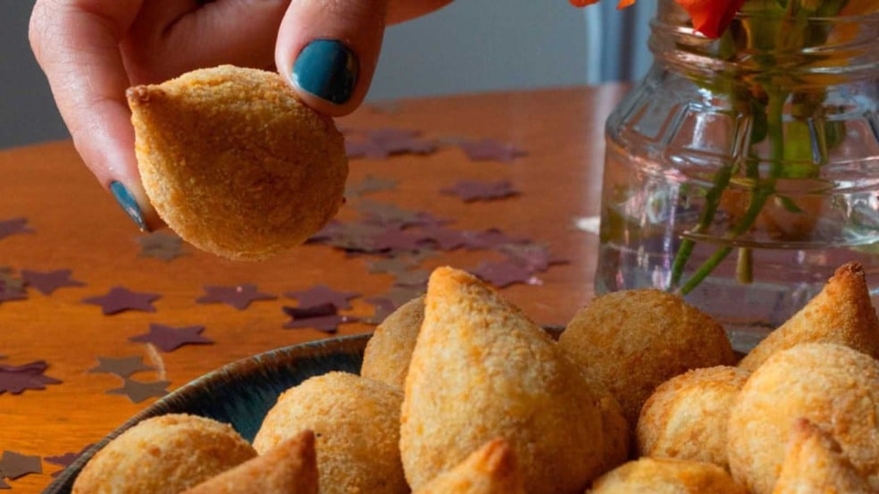 Coxinhas veganas crocantes servidas em prato de cerâmica.