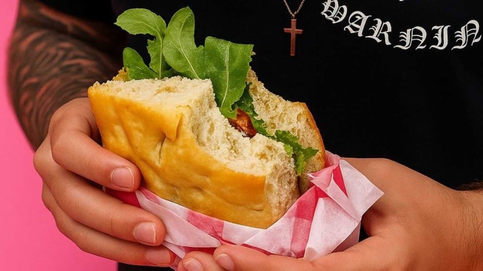 Sanduíche vegano em pão artesanal com recheio vegetal e folhas verdes. Sanduíche vegano em pão artesanal com recheio vegetal e folhas verdes.