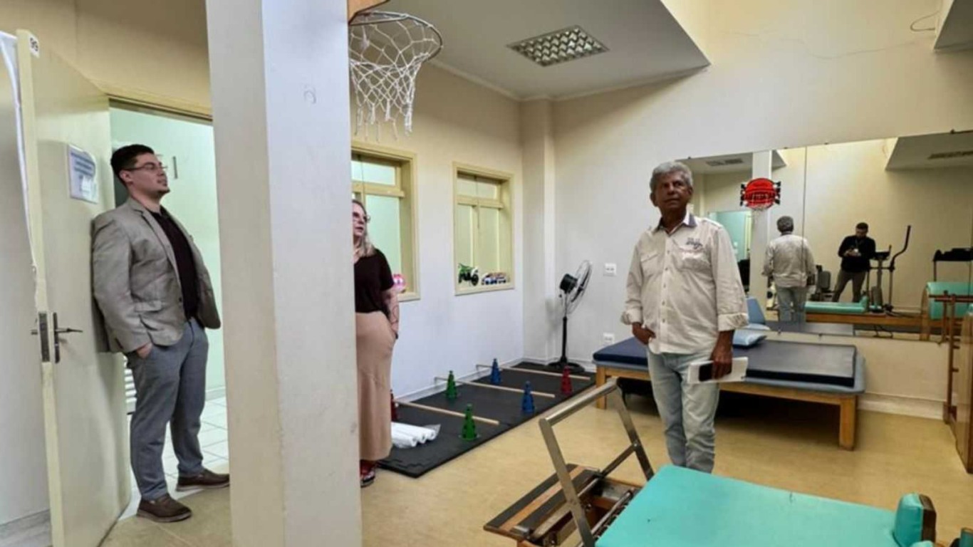 Zé Dias visita sala de fisioterapia do Hospital Grendacc ao lado de equipe técnica.