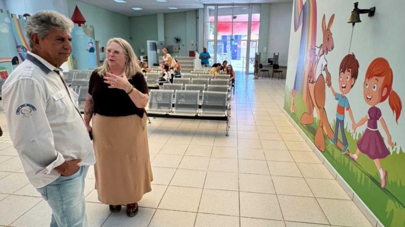 Vereador Zé Dias em diálogo com representante do Grendacc na recepção do hospital infantil em Jundiaí.