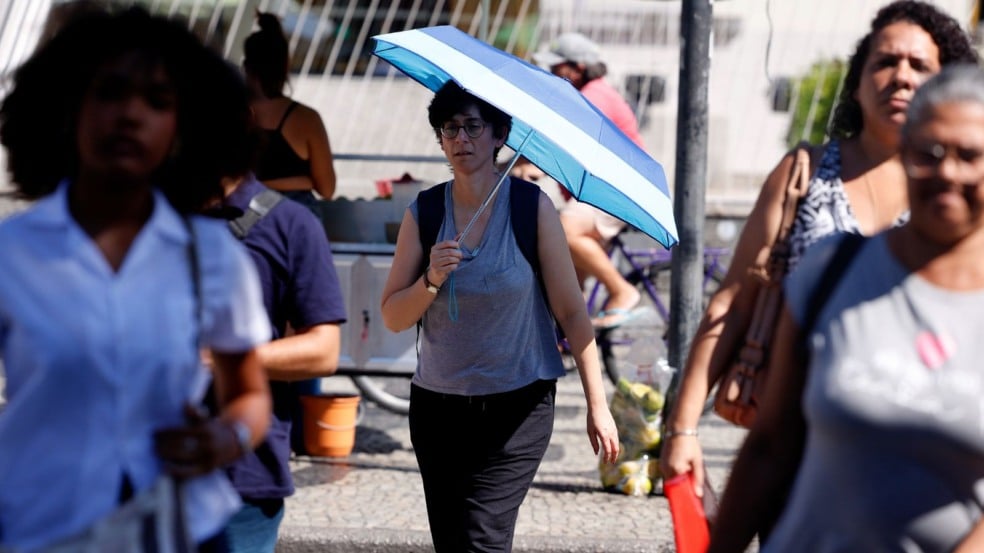 Mulher com sombrinha