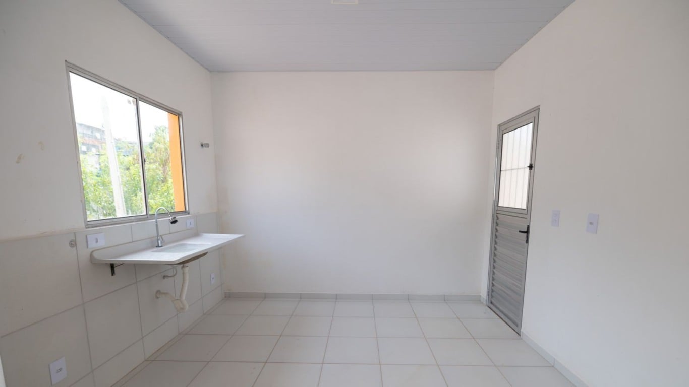 Interior de casa popular recém-entregue em Jundiaí, com piso cerâmico, pia instalada e paredes claras. Interior de casa popular recém-entregue em Jundiaí, com piso cerâmico, pia instalada e paredes claras.