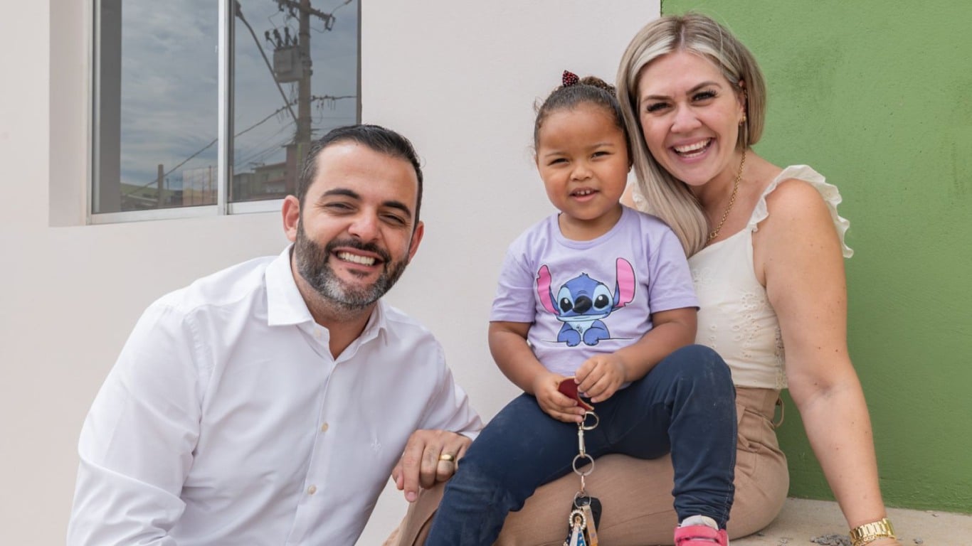 Autoridades municipais e família sorriem em frente a uma das casas entregues no Jardim Tamoio, em Jundiaí. Autoridades municipais e família sorriem em frente a uma das casas entregues no Jardim Tamoio, em Jundiaí.