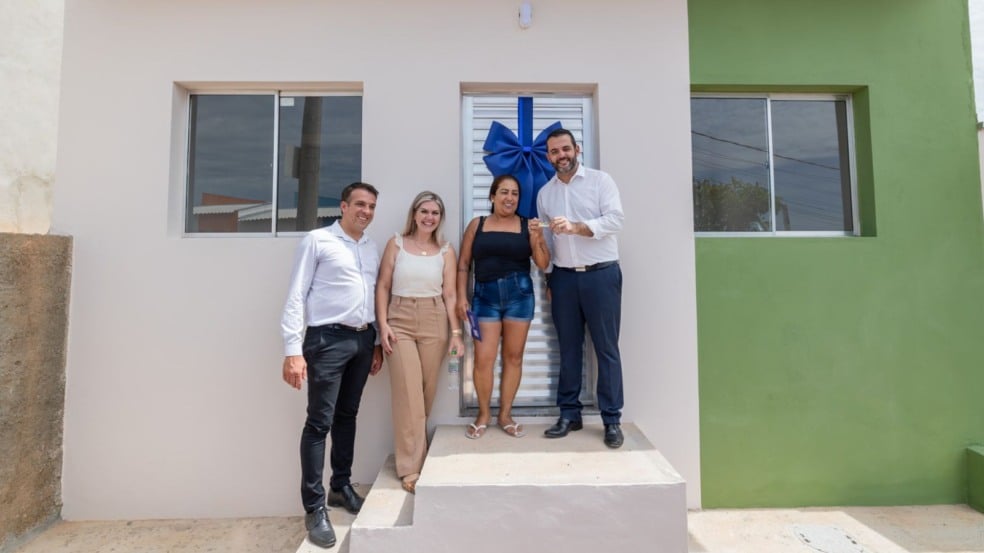 Cerimônia de entrega de moradia popular em Jundiaí, com autoridades e beneficiária em frente à casa. Cerimônia de entrega de moradia popular em Jundiaí, com autoridades e beneficiária em frente à casa.
