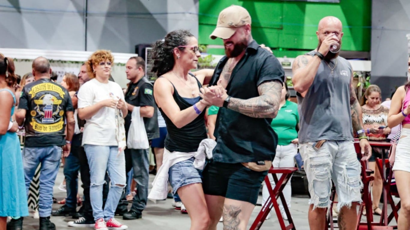 Pessoas dançando na Festa da Uva
