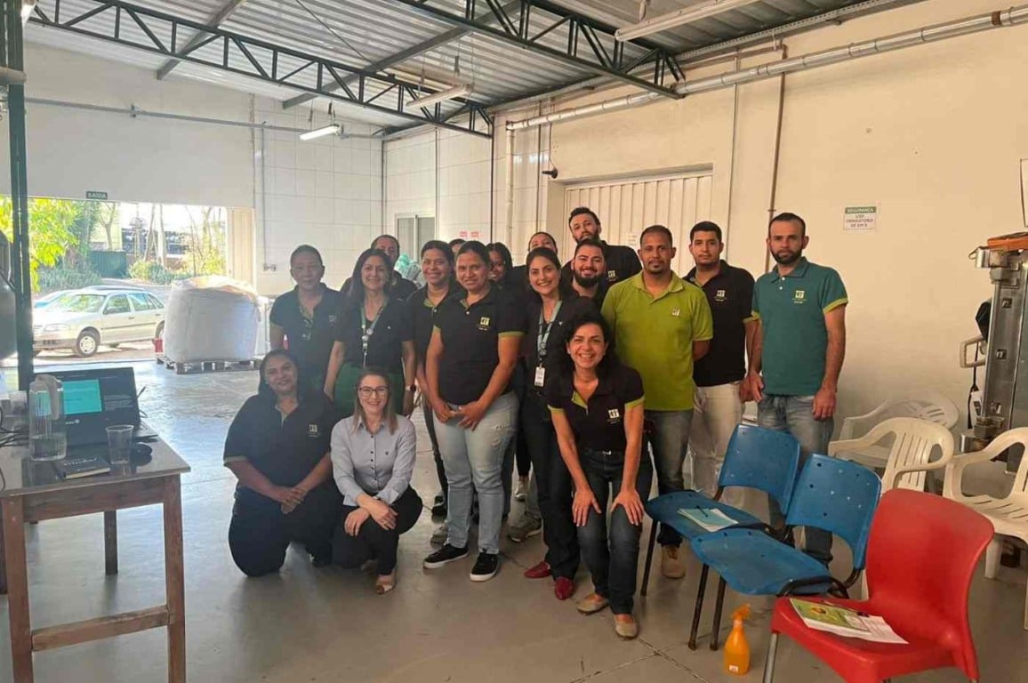 Colaboradores reunidos em uma sala de treinamento durante uma ação educativa promovida pelo Sicoob Integrado.