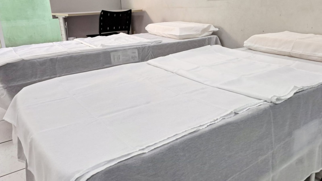 Camas com roupas de cama organizadas no abrigo emergencial da Vila Real. Camas com roupas de cama organizadas no abrigo emergencial da Vila Real.