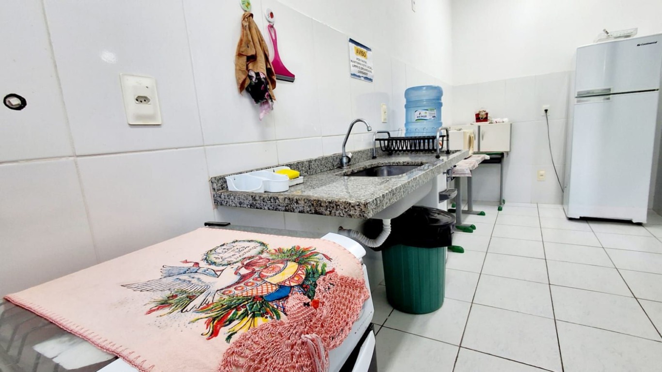 Cozinha equipada do abrigo emergencial em Várzea Paulista, com pia, bebedouro e geladeira. Cozinha equipada do abrigo emergencial em Várzea Paulista, com pia, bebedouro e geladeira.