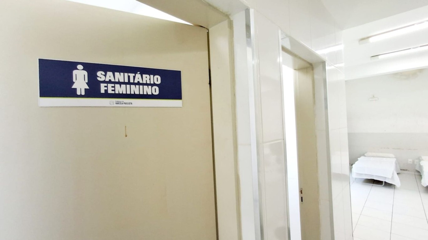 Placa de identificação do sanitário feminino no abrigo emergencial da Vila Real, em Várzea Paulista. Placa de identificação do sanitário feminino no abrigo emergencial da Vila Real, em Várzea Paulista.