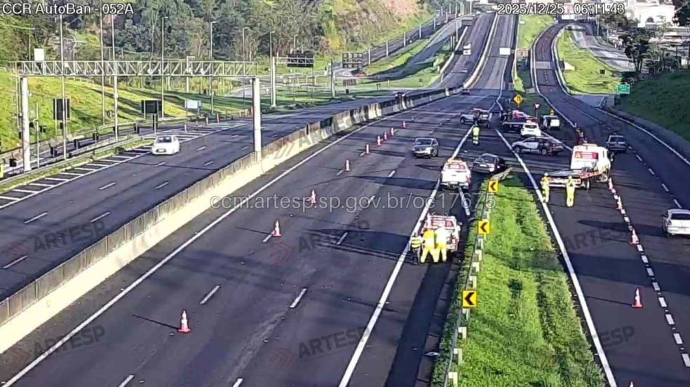 Trecho da Rodovia Anhanguera em Jundiaí com faixas parcialmente interditadas, veículos envolvidos em acidente e equipes de resgate sinalizando a pista durante atendimento. Trecho da Rodovia Anhanguera em Jundiaí com faixas parcialmente interditadas, veículos envolvidos em acidente e equipes de resgate sinalizando a pista durante atendimento.