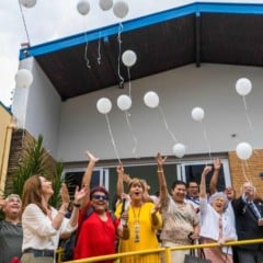 Participantes celebram o Dia da Pessoa com Defici&ecirc;ncia Visual no Braille Jundia&iacute; com bal&otilde;es brancos.