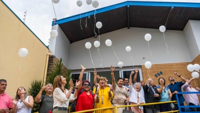 Participantes celebram o Dia da Pessoa com Deficiência Visual no Braille Jundiaí com balões brancos.