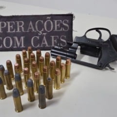 Revólver calibre 38 e munições apreendidos pela Guarda Municipal de Jundiaí durante ocorrência no bairro Medeiros, com identificação do Canil da GMJ ao fundo.