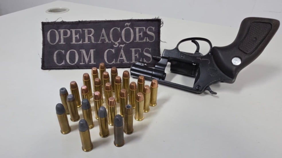 Revólver calibre 38 e munições apreendidos pela Guarda Municipal de Jundiaí durante ocorrência no bairro Medeiros, com identificação do Canil da GMJ ao fundo. Revólver calibre 38 e munições apreendidos pela Guarda Municipal de Jundiaí durante ocorrência no bairro Medeiros, com identificação do Canil da GMJ ao fundo.