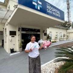 Volunt&aacute;ria da Associa&ccedil;&atilde;o Fios Encantados segura almofadas doadas em frente ao Hospital S&atilde;o Vicente, em Jundia&iacute;.