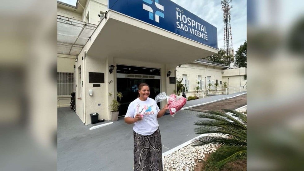 Voluntária da Associação Fios Encantados segura almofadas doadas em frente ao Hospital São Vicente, em Jundiaí. Voluntária da Associação Fios Encantados segura almofadas doadas em frente ao Hospital São Vicente, em Jundiaí.