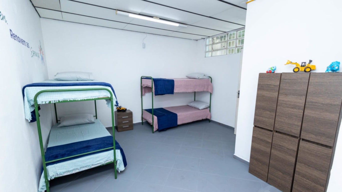 Quarto infantil da Casa da Família com duas beliches, armários e brinquedos decorativos. Quarto infantil da Casa da Família com duas beliches, armários e brinquedos decorativos.