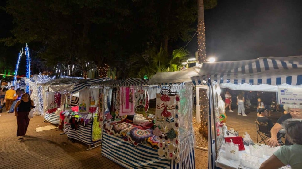 Estandes do Jundiaí Feito à Mão com artesanato natalino exposto em barracas iluminadas durante a noite, com pessoas circulando em clima de Natal em Jundiaí. Estandes do Jundiaí Feito à Mão com artesanato natalino exposto em barracas iluminadas durante a noite, com pessoas circulando em clima de Natal em Jundiaí.
