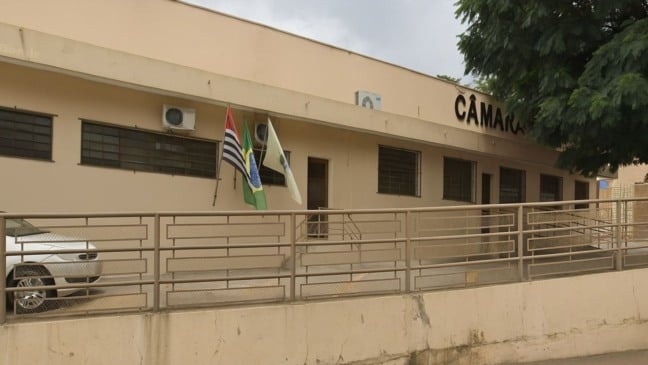 Fachada da Câmara Municipal de Francisco Morato, com bandeiras do Brasil e de São Paulo hasteadas em frente ao prédio.
