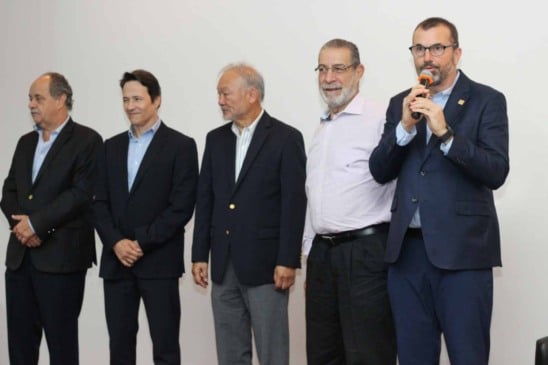 Diretores e autoridades do CIESP Jundiaí posam lado a lado durante a confraternização da entidade, com um dos participantes falando ao microfone.