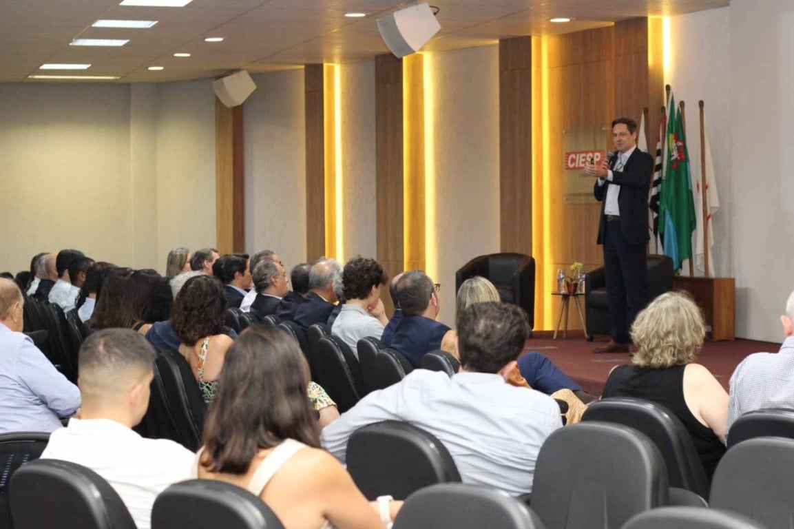 Palestrante fala ao público em auditório lotado durante evento do CIESP Jundiaí.