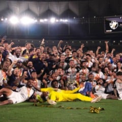 Elenco do Corinthians comemora o t&iacute;tulo da Copa do Brasil 2025 no Maracan&atilde;, reunido em volta da ta&ccedil;a ap&oacute;s vit&oacute;ria sobre o Vasco.