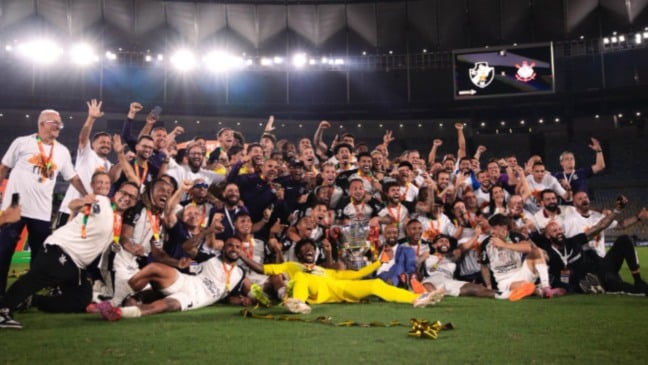 Elenco do Corinthians comemora o título da Copa do Brasil 2025 no Maracanã, reunido em volta da taça após vitória sobre o Vasco.