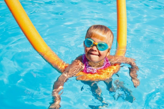 criança em piscina