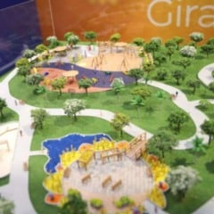 Maquete em 3D do Espaço Girassóis, com trilhas, áreas verdes, brinquedos adaptados, espelho d’água e estruturas sensoriais planejadas para o Mundo das Crianças.