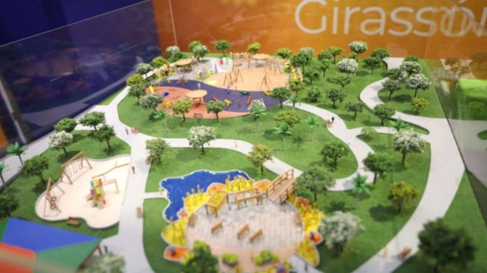 Maquete em 3D do Espaço Girassóis, com trilhas, áreas verdes, brinquedos adaptados, espelho d’água e estruturas sensoriais planejadas para o Mundo das Crianças. Maquete em 3D do Espaço Girassóis, com trilhas, áreas verdes, brinquedos adaptados, espelho d’água e estruturas sensoriais planejadas para o Mundo das Crianças.