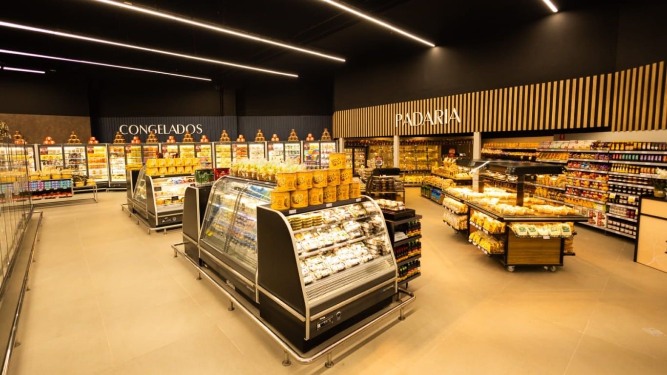 Área interna do Supermercado Dom Olívio no JundiaíShopping com padaria e setor de congelados Área interna do Supermercado Dom Olívio no JundiaíShopping com padaria e setor de congelados