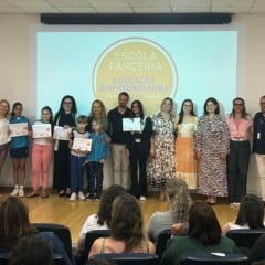 Representantes do Sebrae-SP, educadores e alunos posam no palco durante a entrega do Selo Escola Parceira de Educa&ccedil;&atilde;o Empreendedora em Jundia&iacute;.