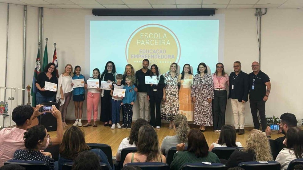 Representantes do Sebrae-SP, educadores e alunos posam no palco durante a entrega do Selo Escola Parceira de Educação Empreendedora em Jundiaí. Representantes do Sebrae-SP, educadores e alunos posam no palco durante a entrega do Selo Escola Parceira de Educação Empreendedora em Jundiaí.