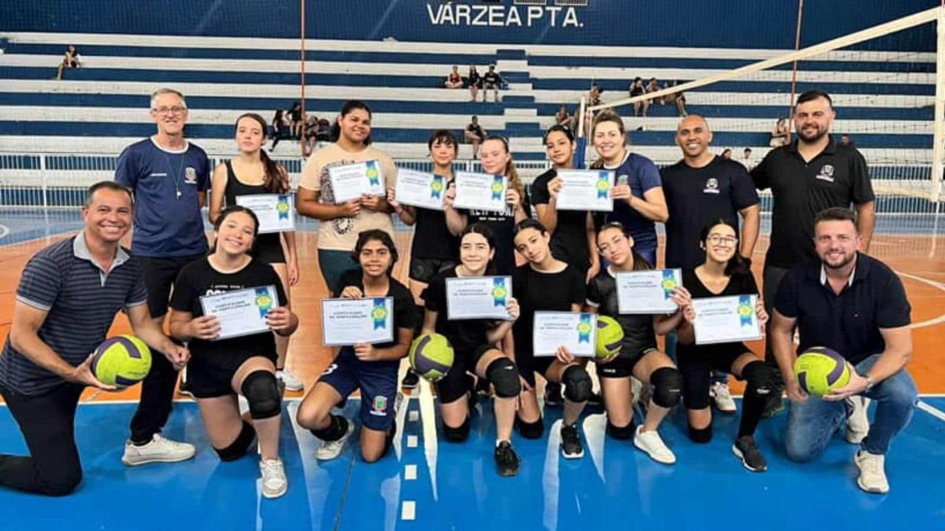 Alunos do vôlei com certificados posam com professores no Ginásio Ayrton Senna. Alunos do vôlei com certificados posam com professores no Ginásio Ayrton Senna.