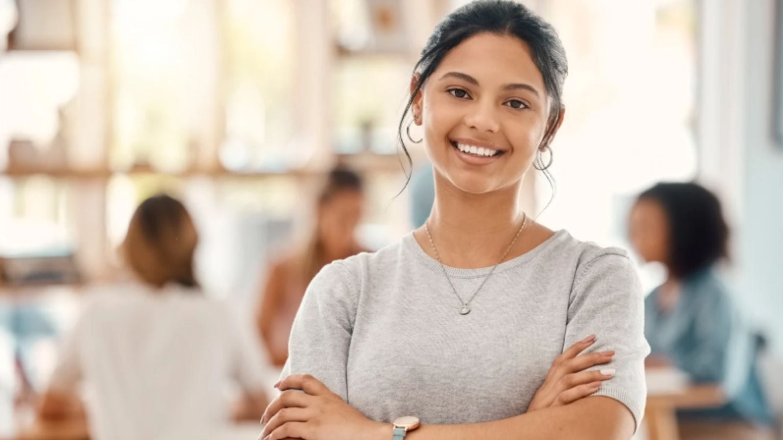 Estagiária trabalhando em um computador