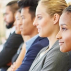 Jovens profissionais diversos em ambiente corporativo, alinhados lado a lado, representando inclus&atilde;o, desenvolvimento de carreira e oportunidades de est&aacute;gio.