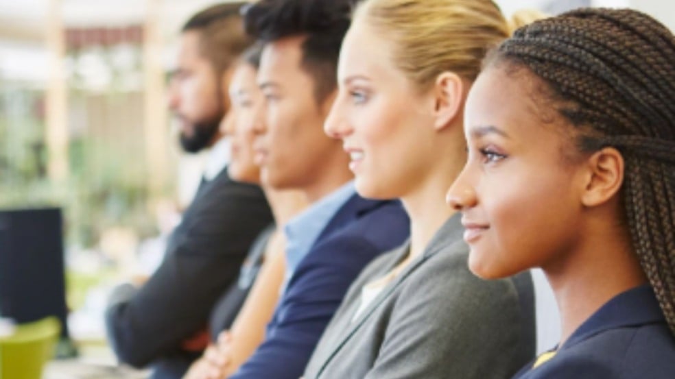 Jovens profissionais diversos em ambiente corporativo, alinhados lado a lado, representando inclusão, desenvolvimento de carreira e oportunidades de estágio. Jovens profissionais diversos em ambiente corporativo, alinhados lado a lado, representando inclusão, desenvolvimento de carreira e oportunidades de estágio.
