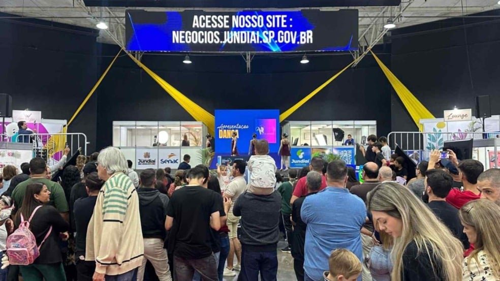 Público acompanha apresentação no palco da FENS, no Parque da Uva, em Jundiaí, com painel exibindo o site negocios.jundiai.sp.gov.br. Público acompanha apresentação no palco da FENS, no Parque da Uva, em Jundiaí, com painel exibindo o site negocios.jundiai.sp.gov.br.
