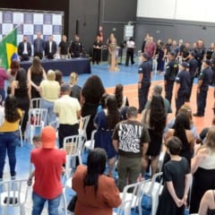 Formandos da Guarda Municipal perfilados durante cerim&ocirc;nia de formatura no Espa&ccedil;o Cidadania, com autoridades e p&uacute;blico acompanhando o evento.