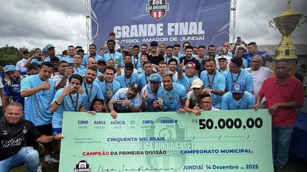 Jogadores e comissão técnica do Vila Marlene comemoram o título do Campeonato Amador de Jundiaí segurando cheque simbólico de R$ 50 mil durante a grande final no Dal Santo. Jogadores e comissão técnica do Vila Marlene comemoram o título do Campeonato Amador de Jundiaí segurando cheque simbólico de R$ 50 mil durante a grande final no Dal Santo.