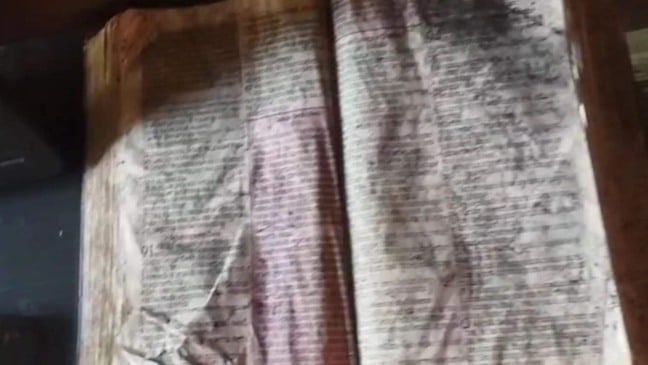 Bíblia aberta encontrada intacta após incêndio que destruiu residência no Jardim Bahia, em Várzea Paulista.