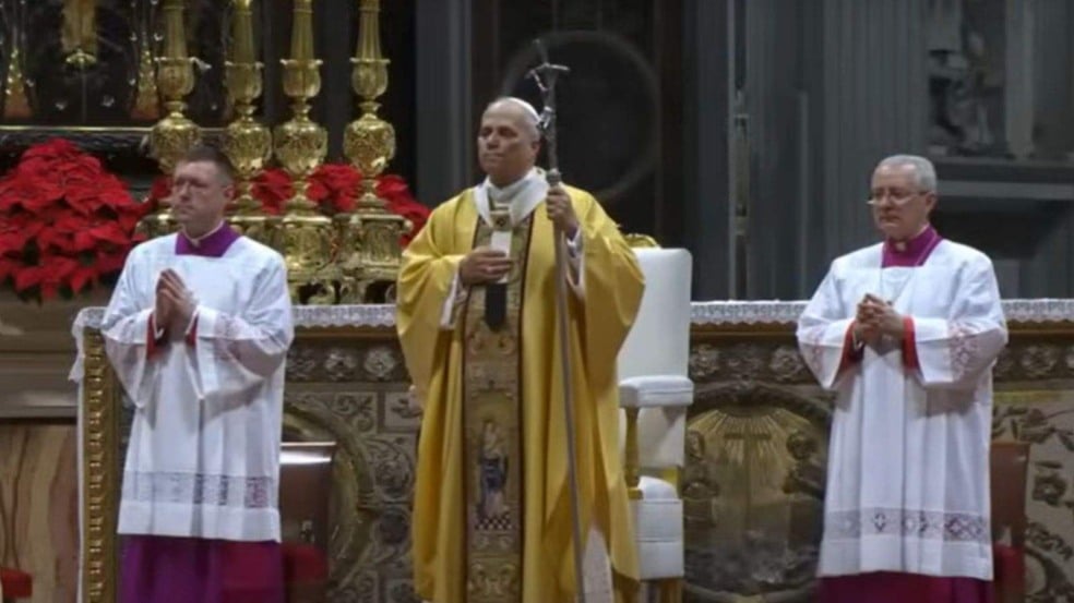 Papa Leão 14 celebra a Missa do Galo na Basílica de São Pedro, no Vaticano, usando vestes douradas e acompanhado por dois clérigos diante de um altar decorado com flores vermelhas e castiçais dourados. Papa Leão 14 celebra a Missa do Galo na Basílica de São Pedro, no Vaticano, usando vestes douradas e acompanhado por dois clérigos diante de um altar decorado com flores vermelhas e castiçais dourados.